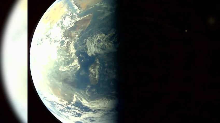 Aditya L1: सोलर मिशन पर गए 'आदित्य' ने रास्ते में ली सेल्फी, ISRO ने शेयर की पृथ्वी और चांद की खूबसूरत तस्वीरें