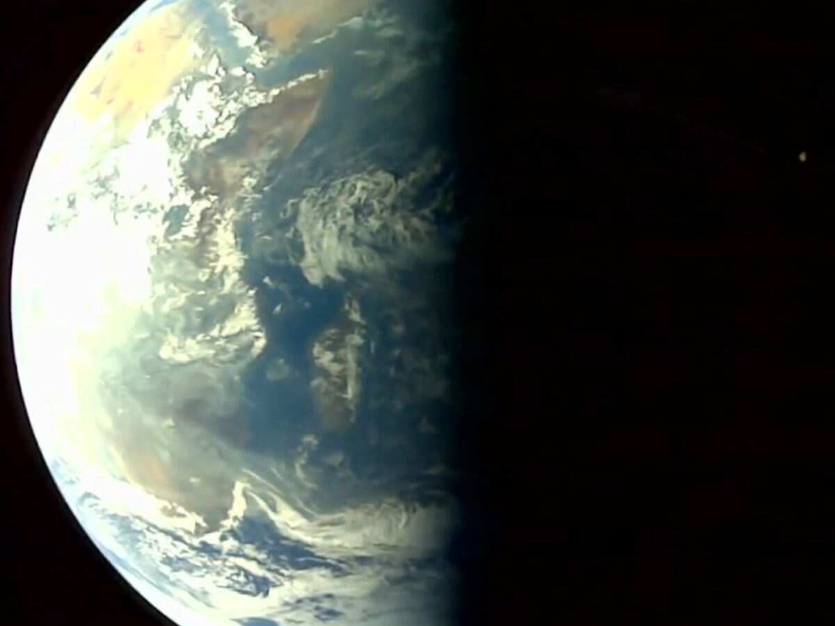 Aditya L1: सोलर मिशन पर गए 'आदित्य' ने रास्ते में ली सेल्फी, ISRO ने शेयर की पृथ्वी और चांद की खूबसूरत तस्वीरें