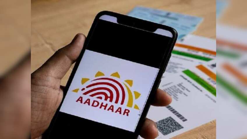 Aadhaar कार्डहोल्डर्स के इस काम से खुश होकर UIDAI ने दी खुशखबरी! अब अगले 3 महीने फ्री मिलेगी सर्विस