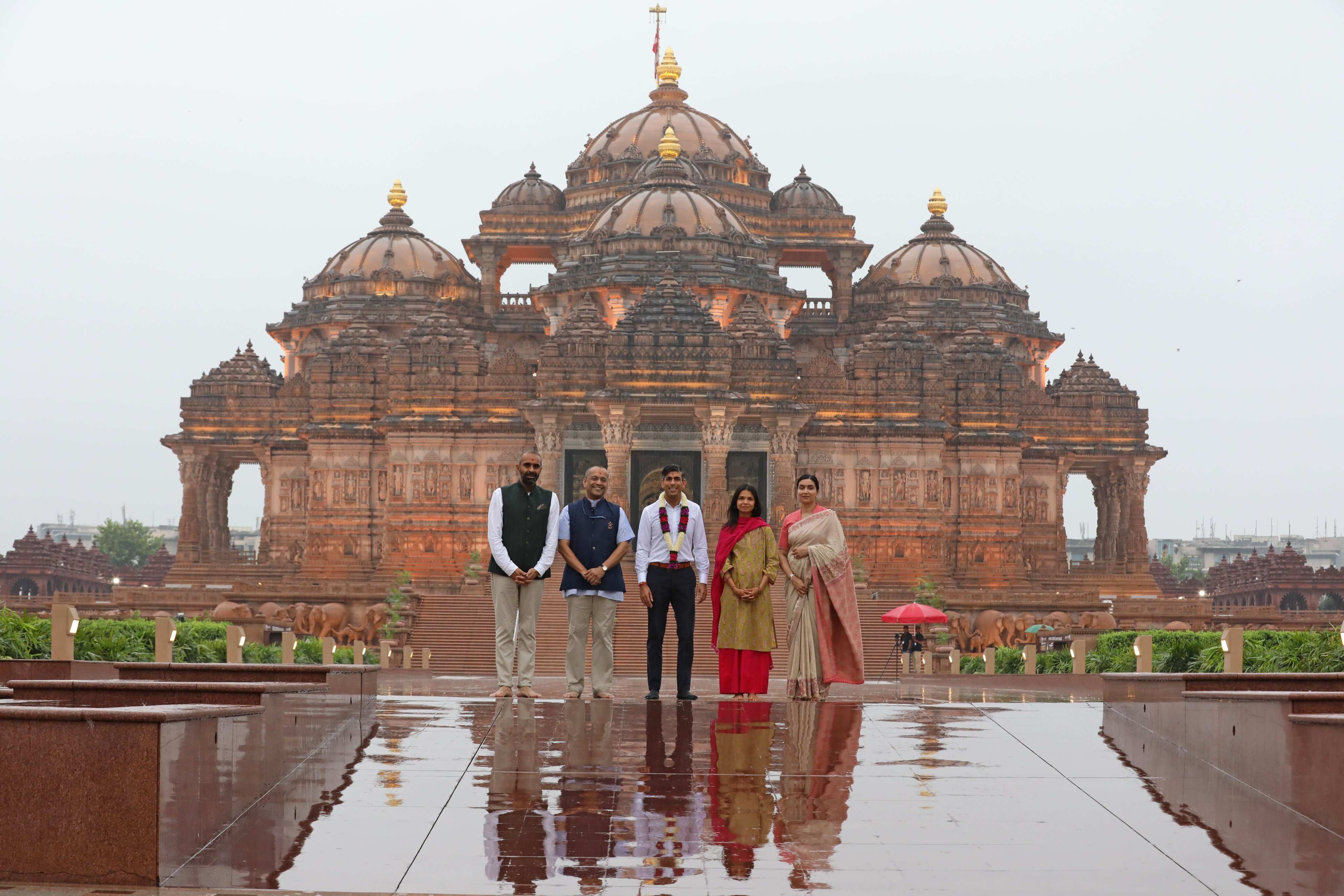 अक्षरधाम मंदिर में यूनाइटेड किंगडम के प्रधानमंत्री ऋषि सुनक और उनकी पत्नी अक्षता मूर्ति