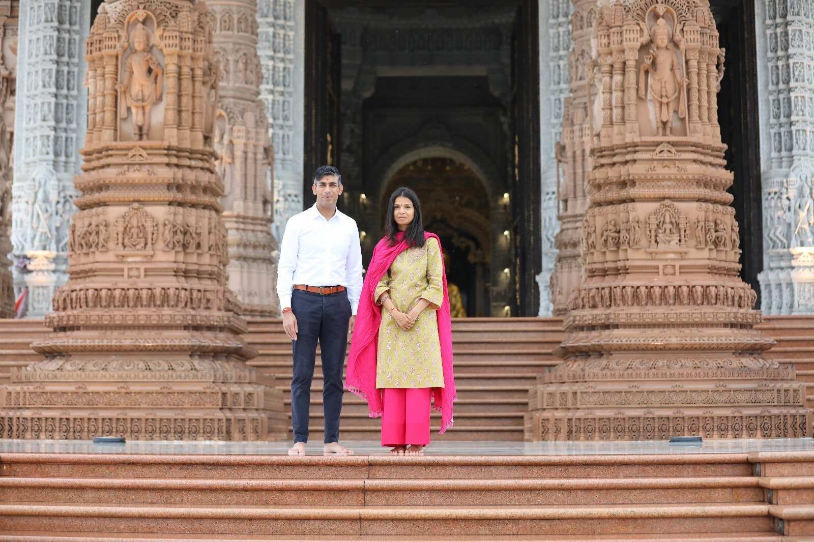 अक्षरधाम मंदिर में यूनाइटेड किंगडम के प्रधानमंत्री ऋषि सुनक और उनकी पत्नी अक्षता मूर्ति