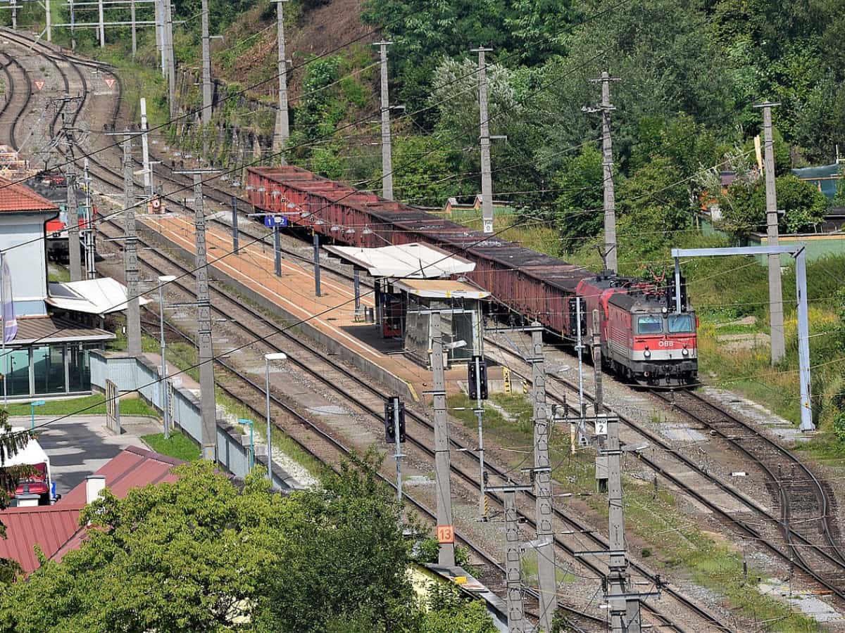 Central Railway: पैसेंजर सेफ्टी पर रेलवे का बड़ा कदम, ट्रेन के रेड सिग्नल जंप करने पर नहीं होगी सीधी टक्कर