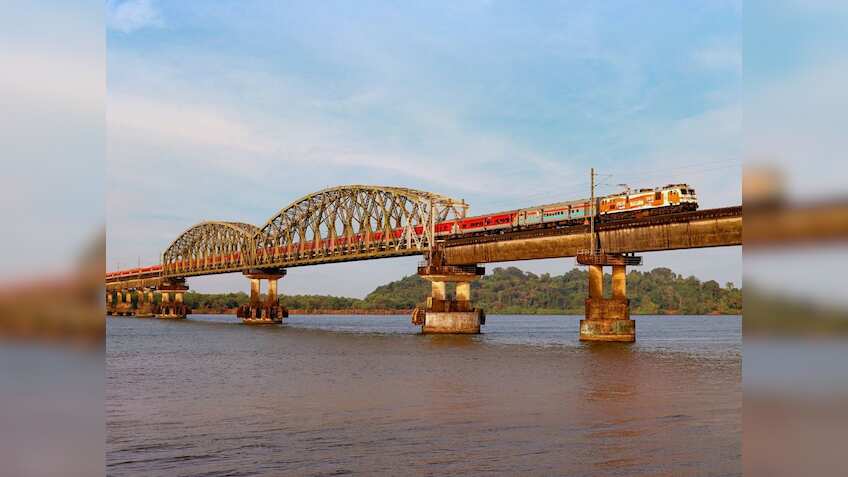 चलती ट्रेन में ड्राइवर को आई नींद तो खुद-ब-खुद लग जाएगा ब्रेक, रेलवे बना रही है कमाल का AI डिवाइस