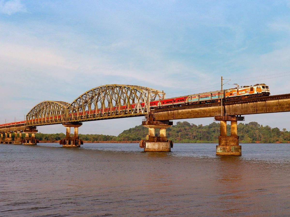 चलती ट्रेन में ड्राइवर को आई नींद तो खुद-ब-खुद लग जाएगा ब्रेक, रेलवे बना रही है कमाल का AI डिवाइस