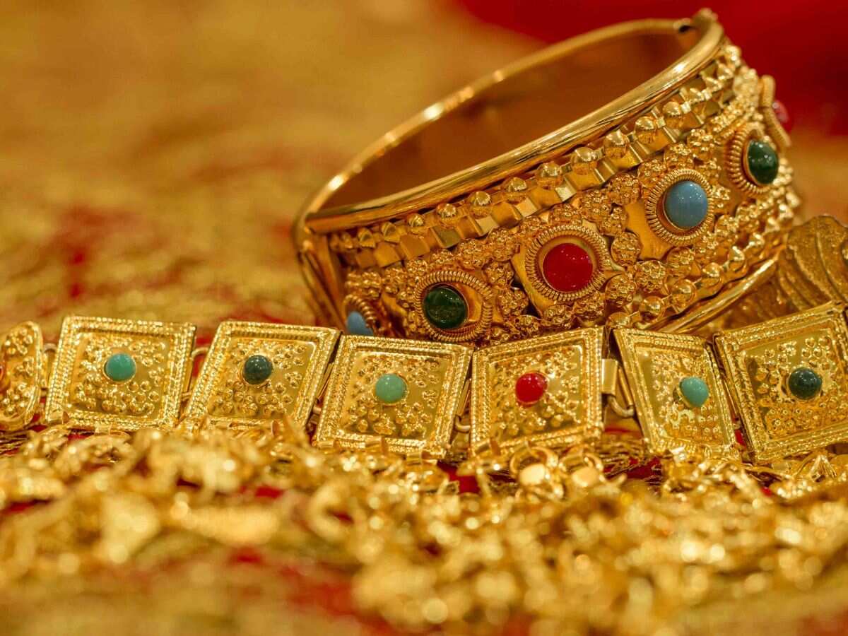Gold Silver Price Today: सोने का भाव ₹58600 के नीचे फिसला, चांदी भी करीब ₹400 गिरी