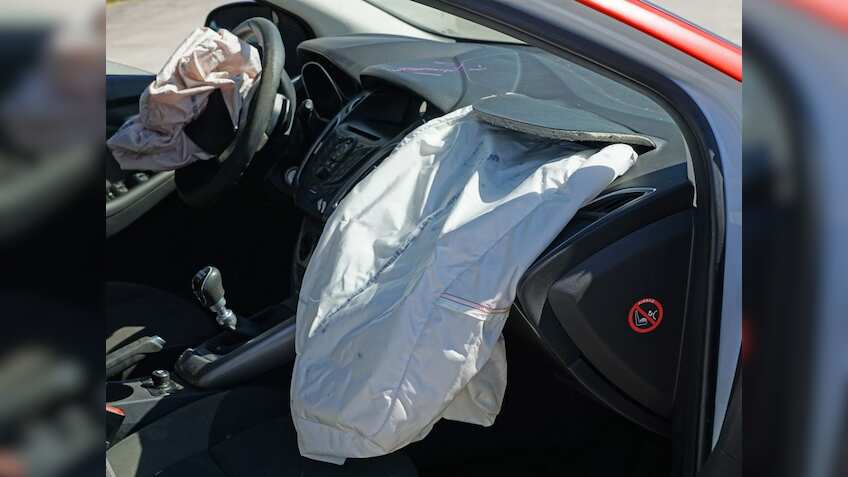 कार में छह एयरबैग देना अनिवार्य नहीं, नितिन गडकरी का आया बड़ा बयान