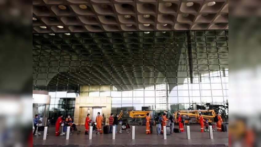 मुंबई एयरपोर्ट के रनवे पर फिसला प्राइवेट जेट, भारी बारिश के चलते हुआ हादसा, रोकी गई लैंडिंग और टेकऑफ