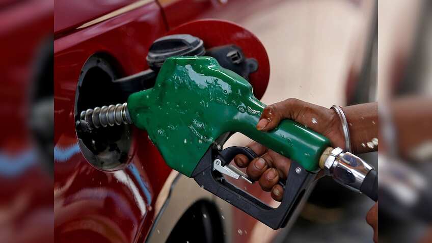 लगातार दूसरे महीने डीजल की बिक्री में आई गिरावट, पेट्रोल की मांग में उछाल