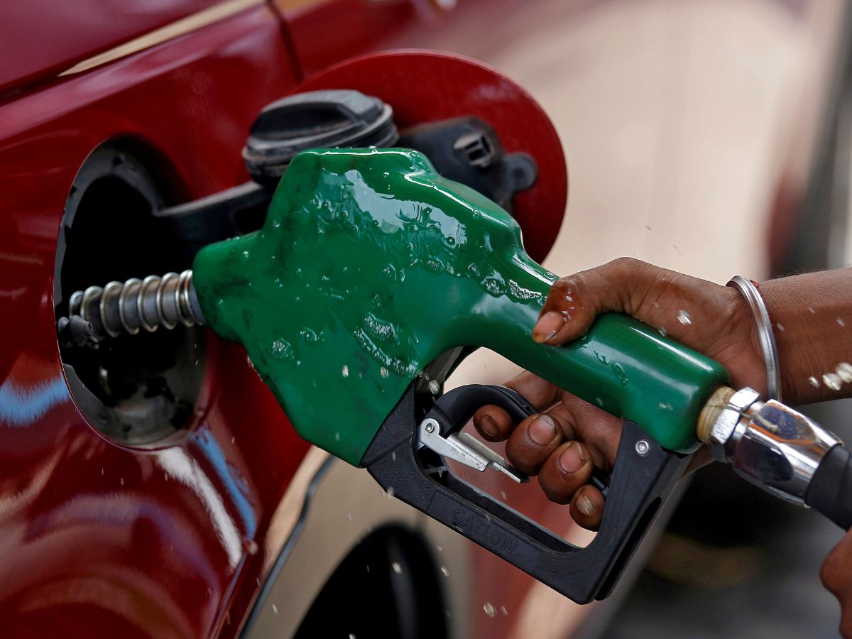 लगातार दूसरे महीने डीजल की बिक्री में आई गिरावट, पेट्रोल की मांग में उछाल