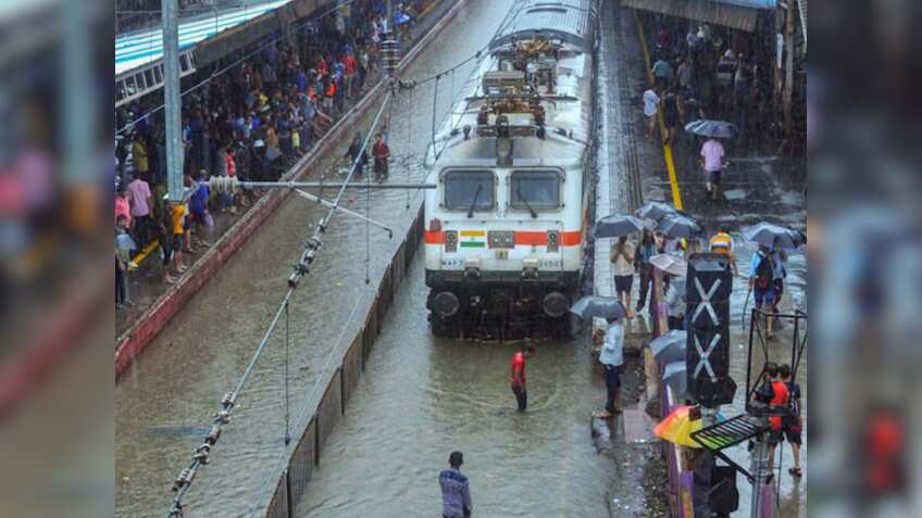 Train Cancelled List: बारिश से बढ़ गई पैसेंजर्स की मुश्किलें, Vande Bharat, Tejas सहित दो दर्जन से अधिक ट्रेनें कैंसिल