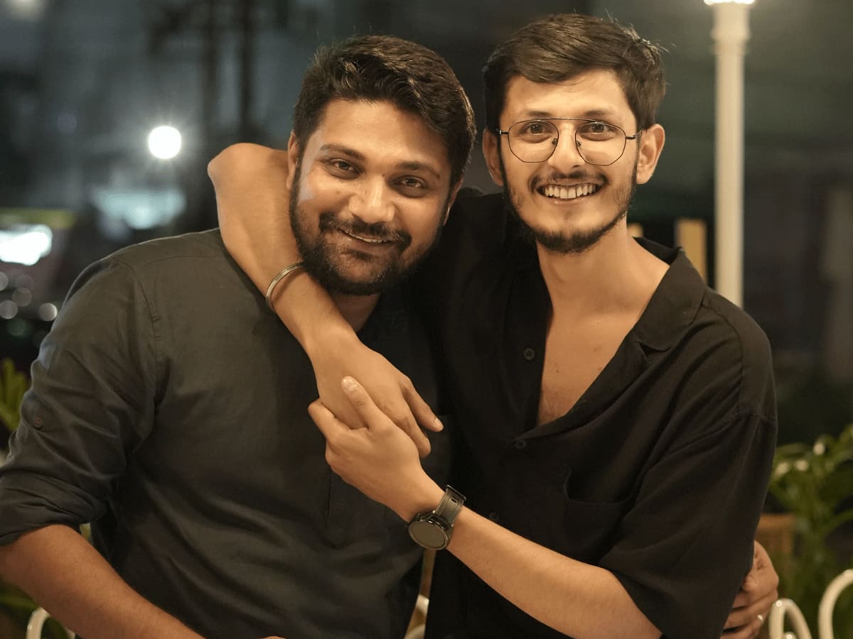 दो दोस्तों ने मौज-मस्ती की उम्र में शुरू किया 'चाय सुट्टा बार', महज ₹3 लाख से खड़ा कर दिया ₹150 करोड़ का कारोबार