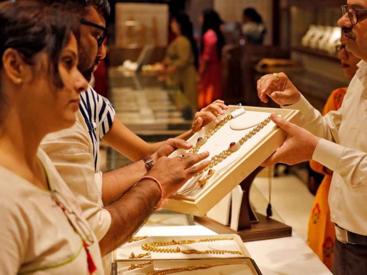 Gold Silver Price Today: सोना हुआ ₹350 सस्ता, चांदी भी ₹72400 के नीचे फिसली/>
<!-- img src=