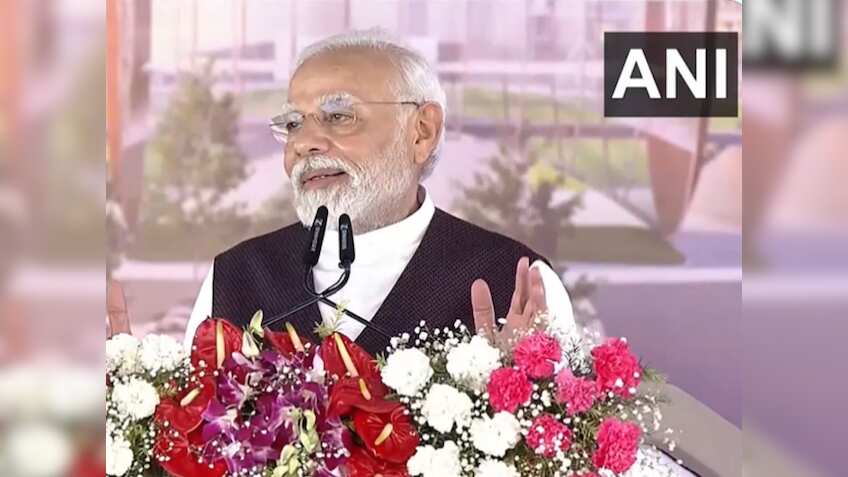पीएम नरेंद्र मोदी ने वाराणसी को दिया अंतरराष्‍ट्रीय क्रिकेट स्‍टेडियम का तोहफा, जनसभा को किया संबोधित.. जानिए क्‍या कहा...
