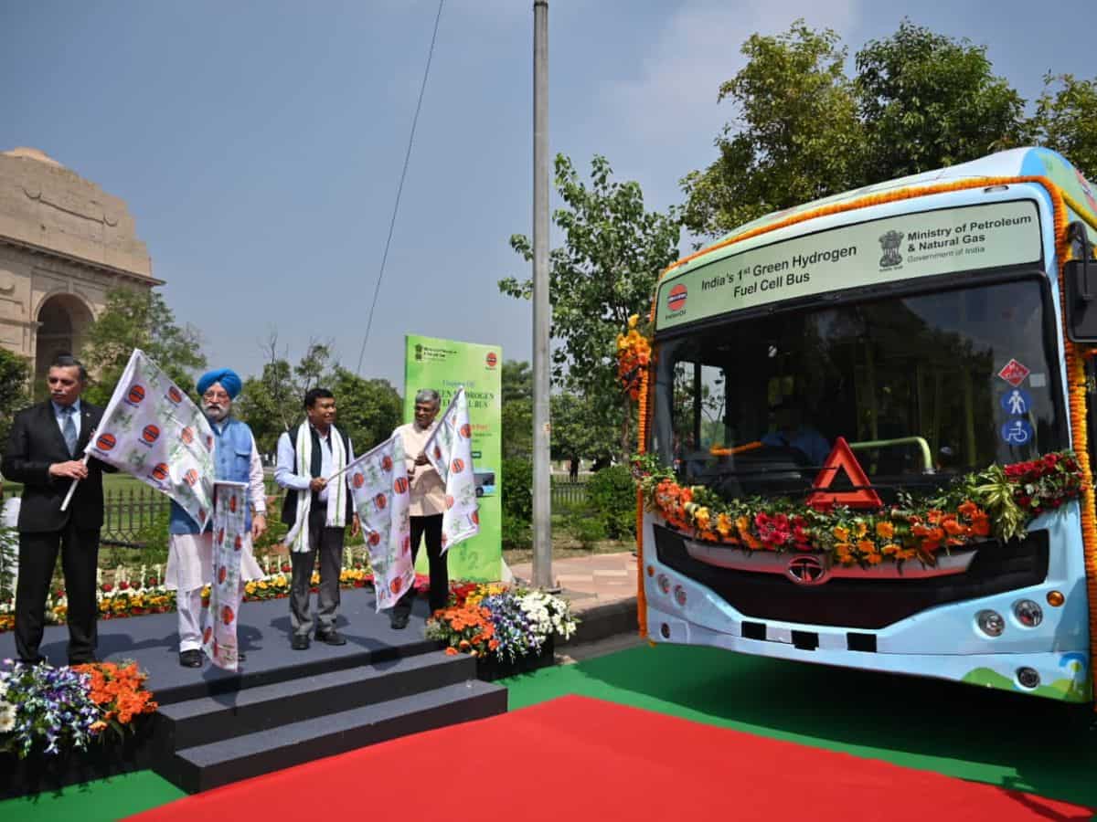 Hydrogen Bus: आ गई देश की पहली ग्रीन हाइड्रोजन फ्यूल सेल बस, हरदीप सिंह पुरी ने कर्तव्य पथ पर दिखाई हरी झंडी