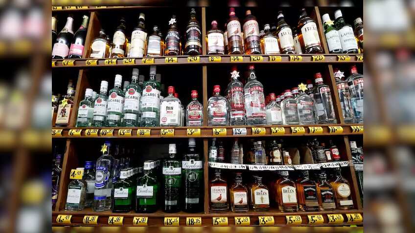 सस्ती शराब के मामले में गोवा नंबर वन, कर्नाटक में लगता है 83 फीसदी टैक्स, जानिए क्या है बाकी राज्यों का हाल