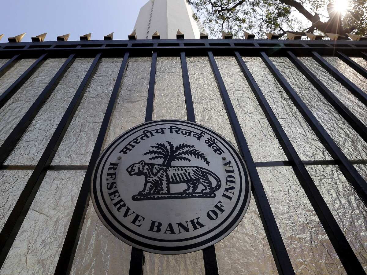 RBI Penalty: SBI समेत 3 बैंकों पर आरबीआई ने ठोका भारी भरकम जुर्माना, क्या होगा ग्राहकों पर असर?