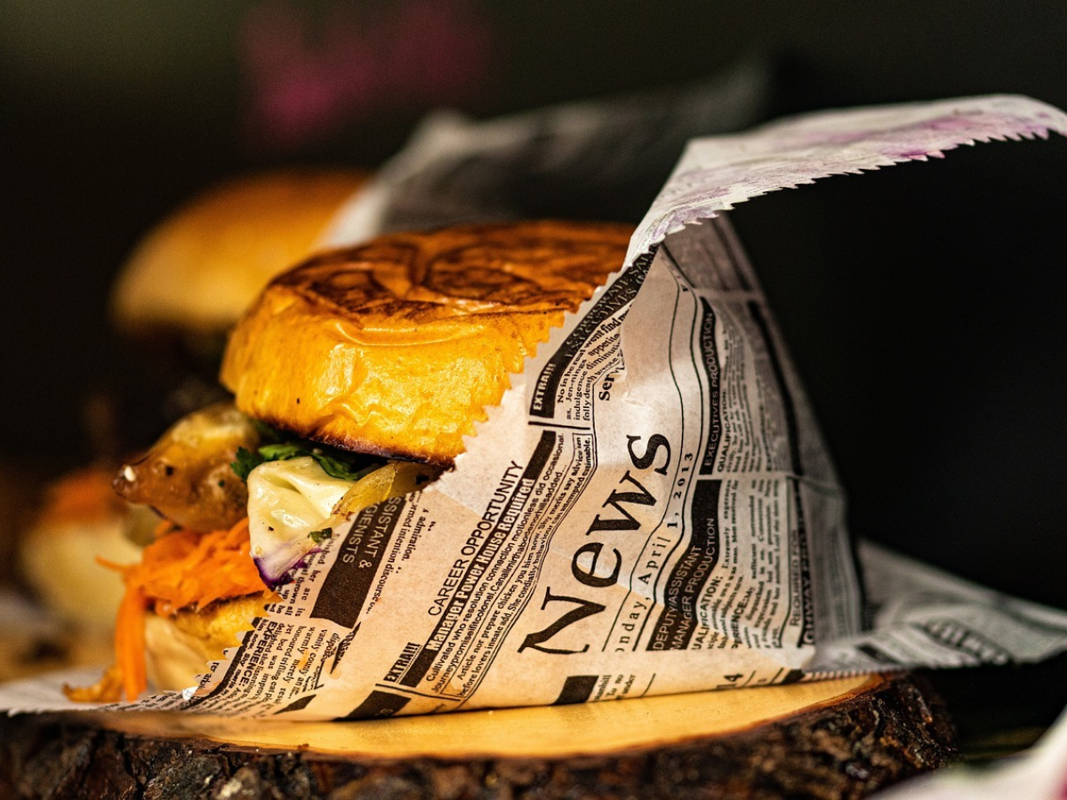 अखबार में लिपटा हुआ खाना खा रहे हैं तो वहीं रुक जाइए! FSSAI ने दी है चेतावनी