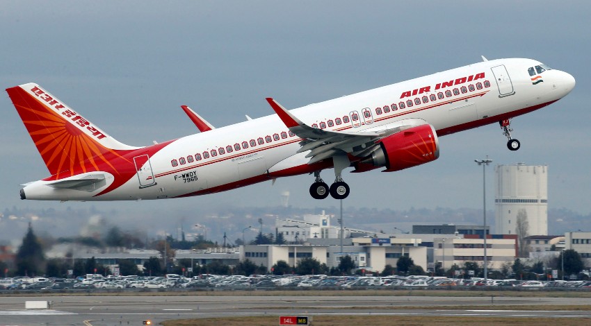 अब साड़ी में नहीं दिखेंगी Air India की एयर होस्टेस! फैशन डिजायनर मनीष मल्होत्रा को मिली है नए लुक की जिम्मेदारी/>
<!-- img src=