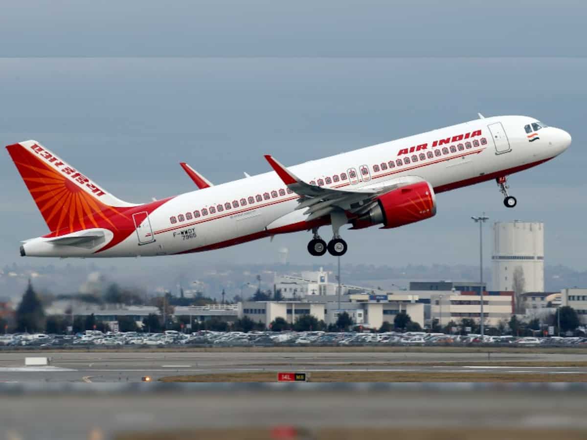 अब साड़ी में नहीं दिखेंगी Air India की एयर होस्टेस! फैशन डिजायनर मनीष मल्होत्रा को मिली है नए लुक की जिम्मेदारी/>
                
                <!-- img src=