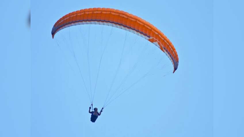 भारत में है एशिया का सबसे ऊंचा पैराग्लाइडिंग स्पॉट, एडवेंचर लवर हैं तो एक बार जरूर जाएं…