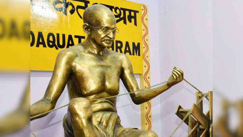 Gandhi Jayanti Wishes: गांधी जयंती पर अपने करीबियों को खास मैसेज से दें शुभकामनाएं, भेजें ये शायरी और कोट्स
