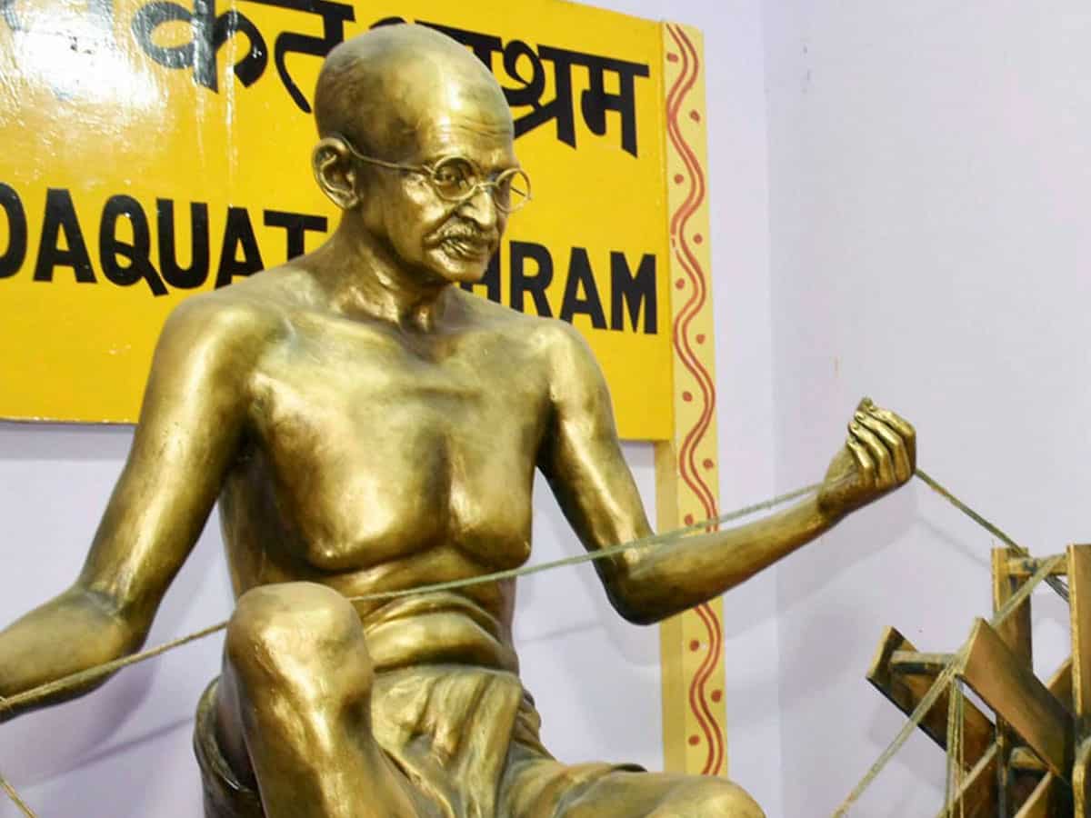 Gandhi Jayanti Wishes: गांधी जयंती पर अपने करीबियों को खास मैसेज से दें शुभकामनाएं, भेजें ये शायरी और कोट्स