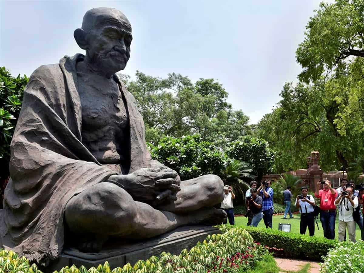 'रेलवे से फैलती है महामारी, देश को बनाती है कंगाल', 114 साल पहले जानिए ऐसा क्यों मानते थे महात्मा गांधी 
