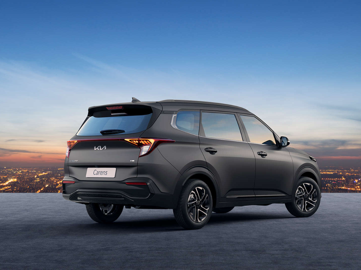 KIA ने लॉन्च कर दिया इस लग्जरी कार का X-Line वेरिएंट, पीछे बैठने वाले पैसेंजर्स को मिलेगा ये शानदार फीचर