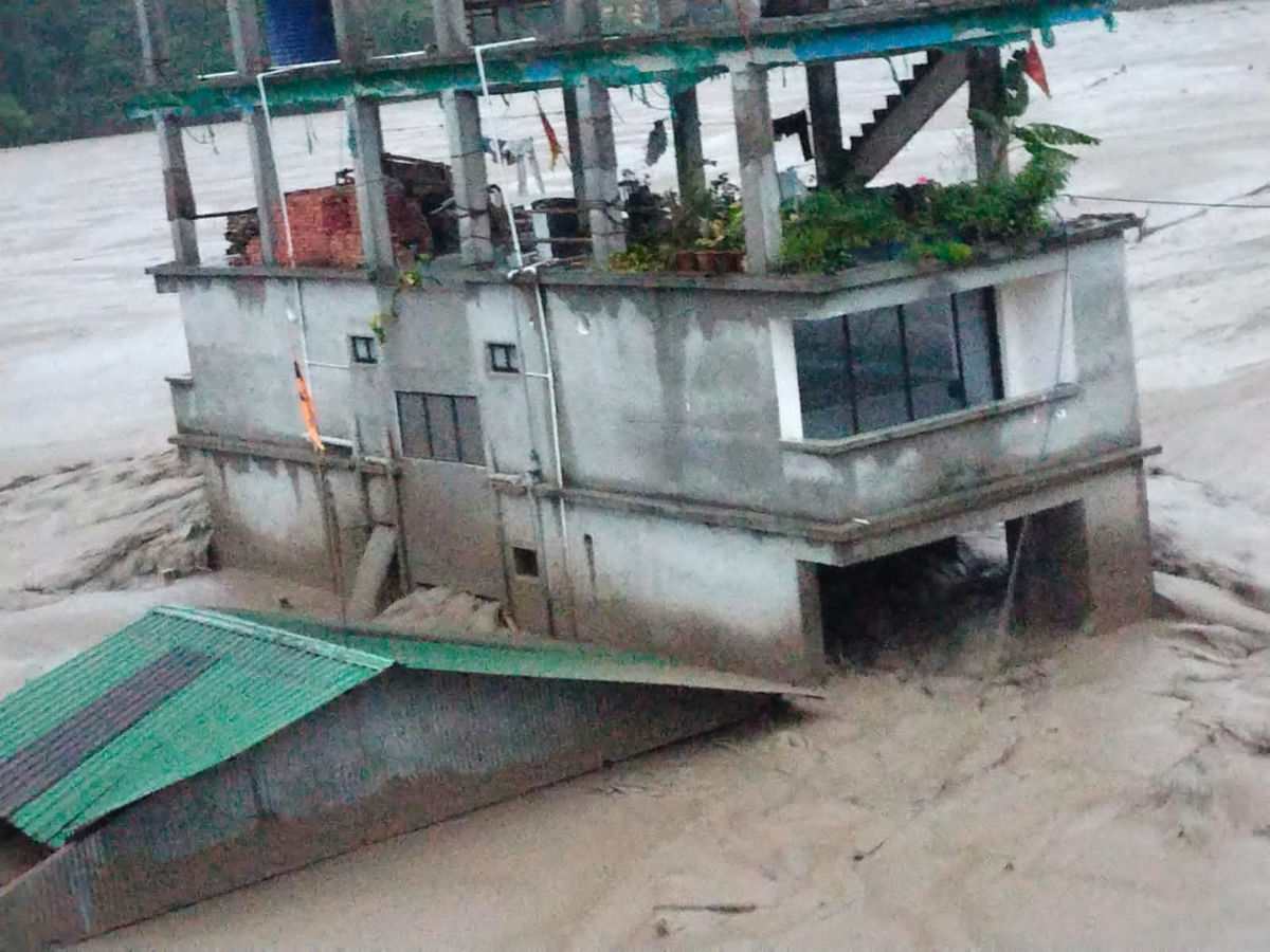 Sikkim Cloud Burst : सिक्किम में बादल फटने से आई बाढ़, 23 जवान लापता, रेड अलर्ट जारी 2 Sikkim Cloud Burst