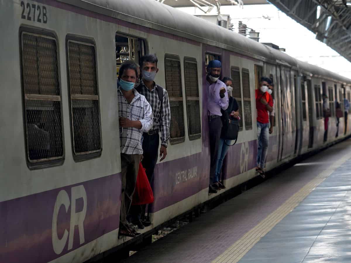 Mumbai Local ट्रेन हुई बेपटरी, मुंबई सेंट्रल से चर्चगेट के बीच धीमी पड़ी ट्रेनों की रफ्तार, पैसेंजर्स हुए परेशान
