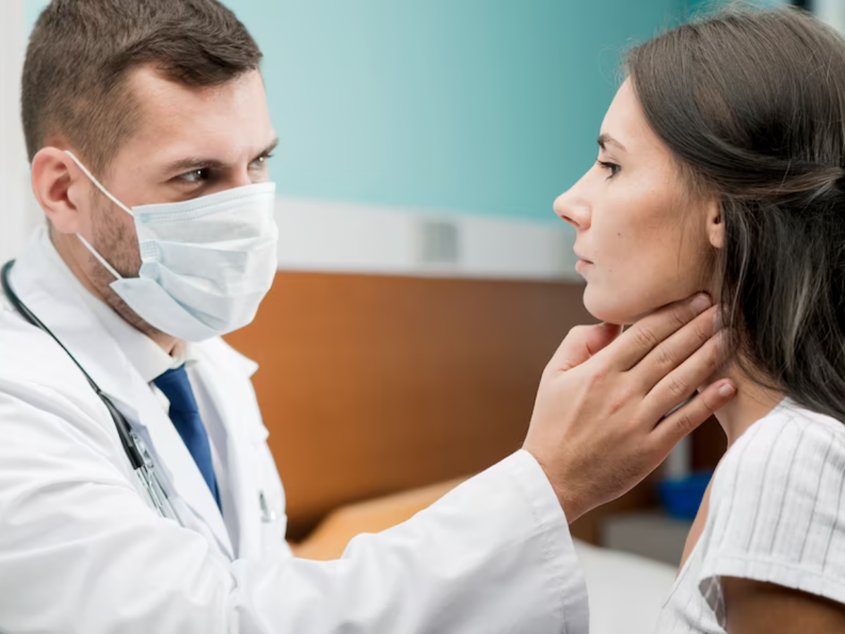 Thyroid: दो तरीके से परेशान करती है थायरॉइड की बीमारी, पुरुषों के मुकाबले क्यों अधिकतर महिलाएं होती हैं इसकी शिकार?