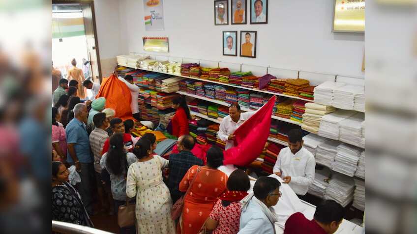 Khadi Sales: गांधी जयंती पर खादी की खरीददारी को लेकर टूटे सारे रिकॉर्ड, पीएम मोदी ने ट्वीट करके कही 'मन की बात'