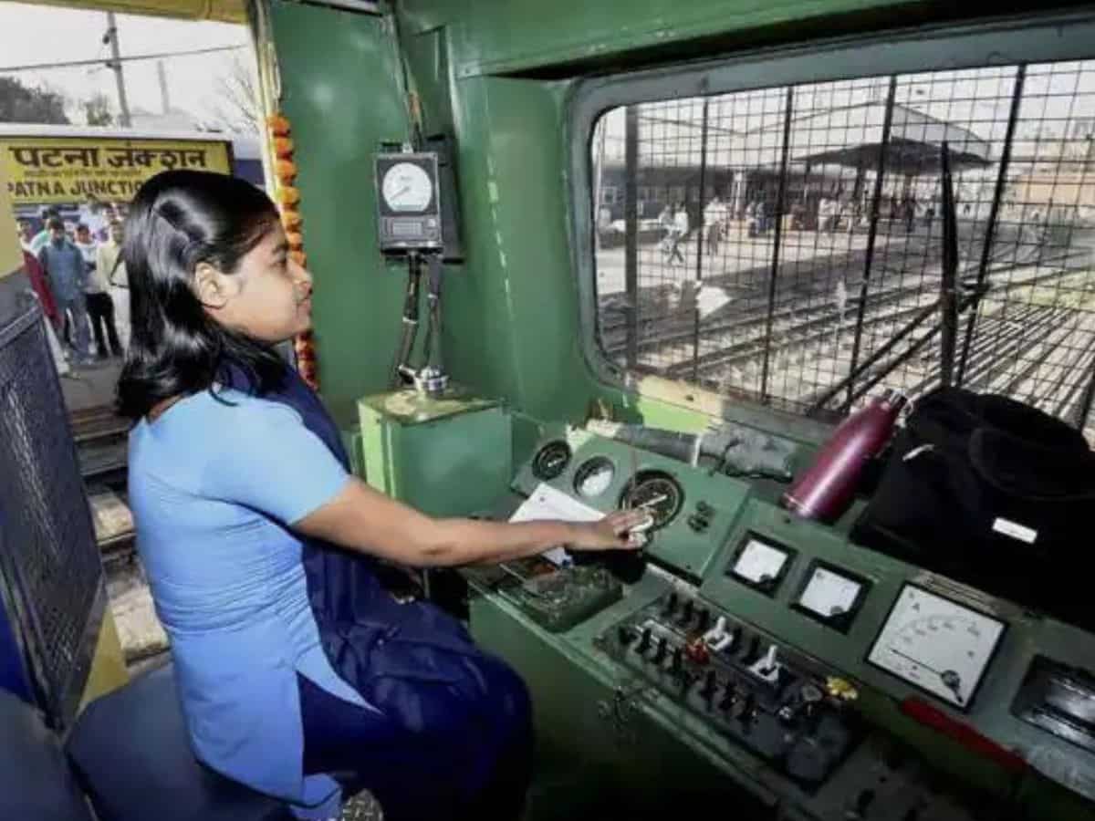 महिला कर्मचारियों को रेलवे की बड़ी राहत, ये महिलाएं कर सकती हैं अपनी जॉब कैटेगरी बदलने के लिए अप्लाई