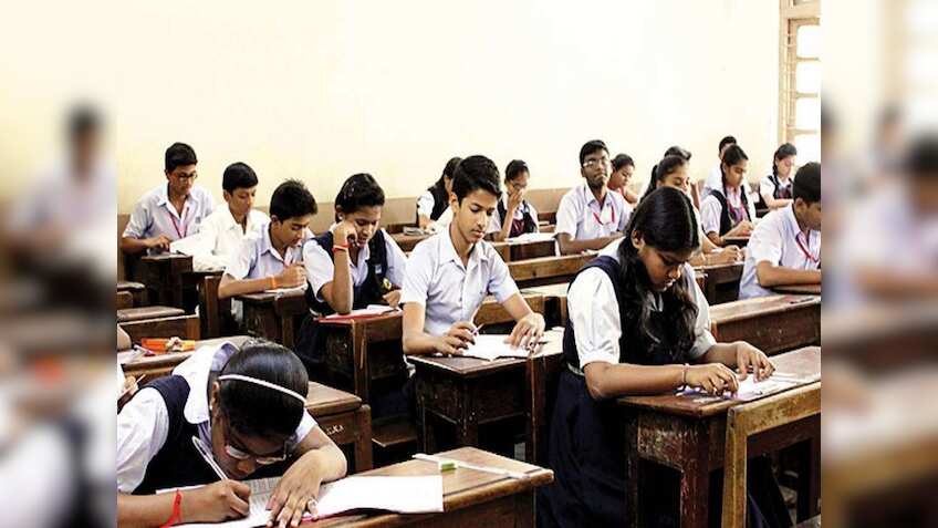  कक्षा 10 और 12 के स्टूडेंट्स के लिए बड़ी खबर! साल में दो बार एग्जाम देना जरूरी नहीं, जानें क्या है ये नियम