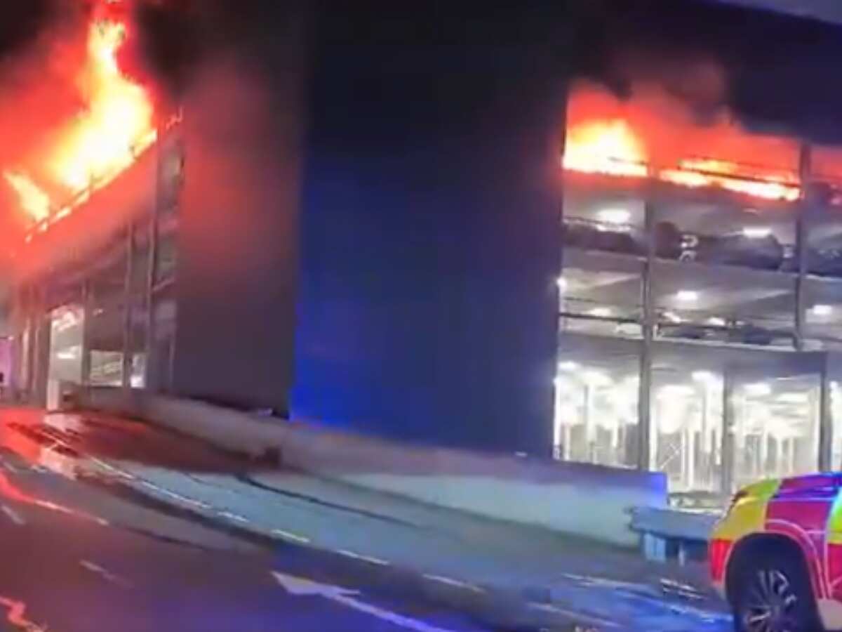 Fire at London Airport: लंदन के ल्यूटन हवाई अड्डे आग लगने की खबर, सभी उड़ानें कैंसिल