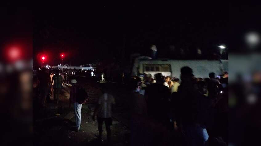 बिहार के बक्सर जिले में बड़ा रेल हादसा, नॉर्थ-ईस्ट एक्सप्रेस ट्रेन के कई डिब्बे पटरी से उतरे, 4 की मौत 50 से अधिक घायल