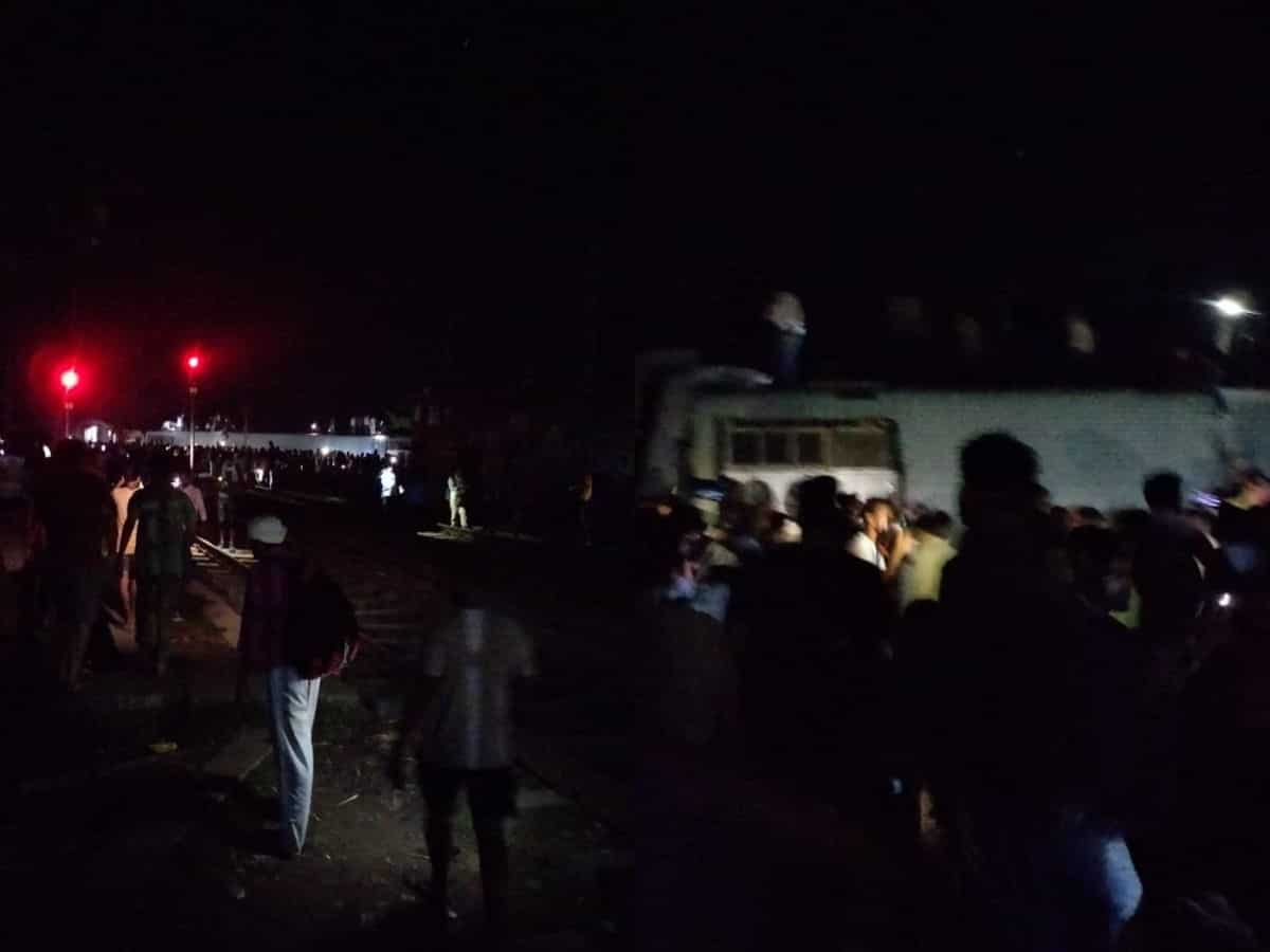 बिहार के बक्सर जिले में बड़ा रेल हादसा, नॉर्थ-ईस्ट एक्सप्रेस ट्रेन के कई डिब्बे पटरी से उतरे, 4 की मौत 50 से अधिक घायल
