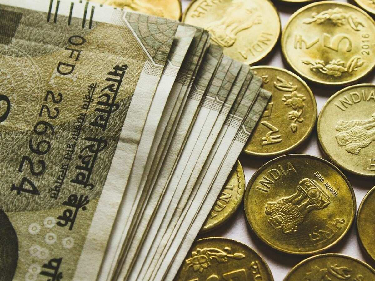 Rupee vs Dollar: अमेरिकी डॉलर के मुकाबले रुपया 6 पैसे गिरकर 83.26 पर बंद हुआ
