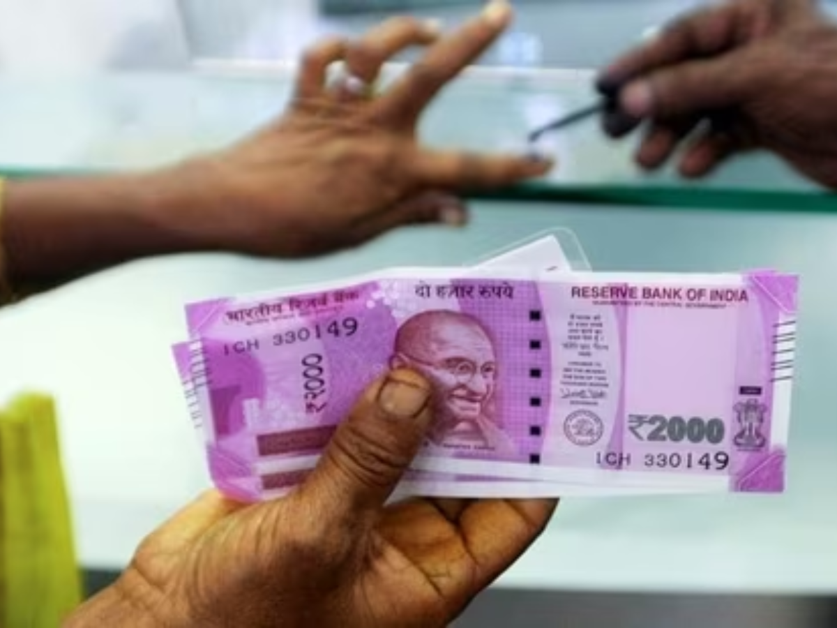 2000 के नोट बदलवाने की डेडलाइन खत्म, अब RBI ऑफिस के बाहर लगी लाइनें