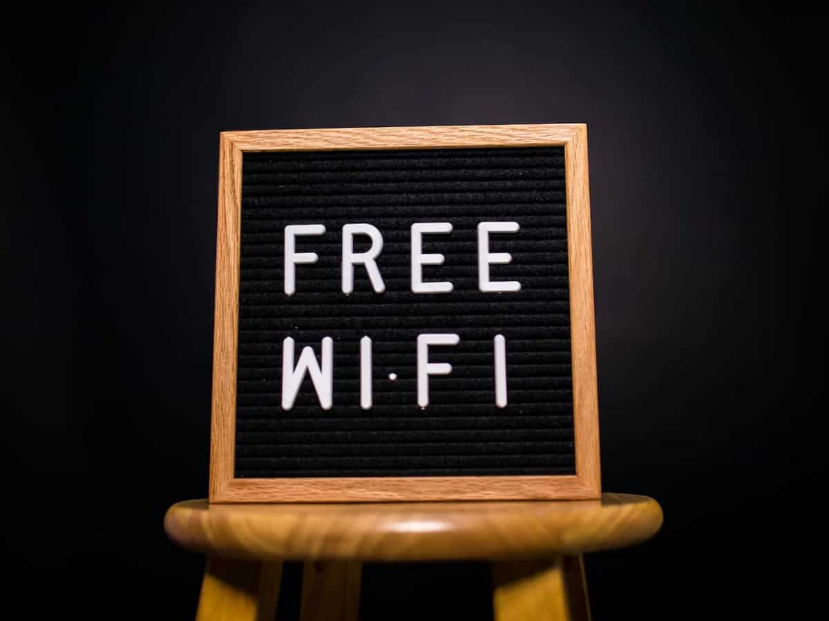 Free का Wi-Fi पड़ सकता है भारी! पर्सनल डेटा से लेकर बैंकिंग डीटेल्स हो सकती हैं चोरी- हैकर रखता है नजर