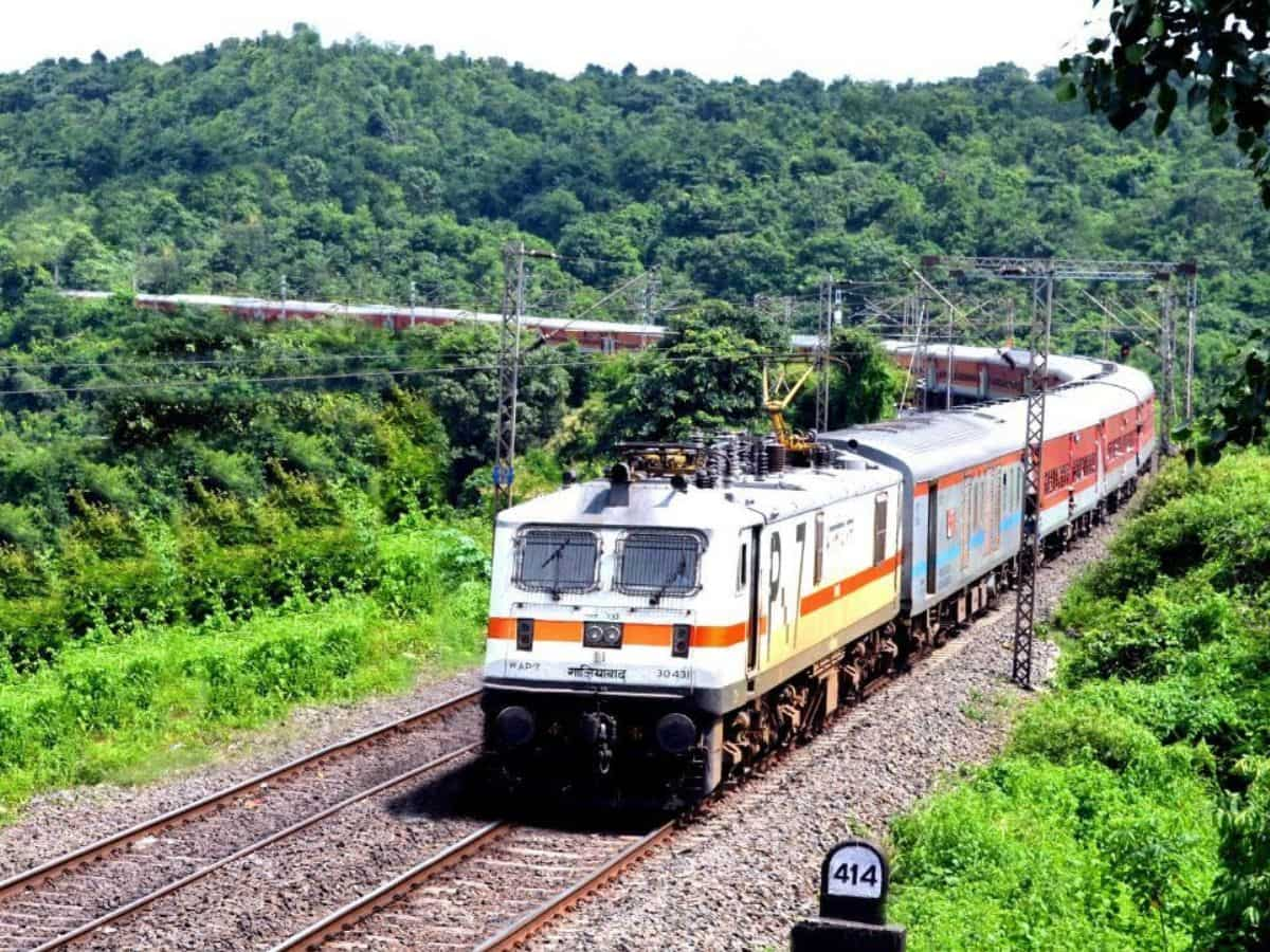 Chhath Special Trains: छठ पर घर जाना हुआ आसान, दिल्ली से पटना के लिए चलेंगी ये 42 स्पेशल ट्रेनें, चेक करें डीटेल्स