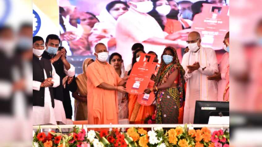 Ujjwala Scheme में किस-किसको मिलेंगे दो मुफ्त LPG सिलेंडर? CM Yogi ने की है घोषणा, जान लें योजना की शर्तें