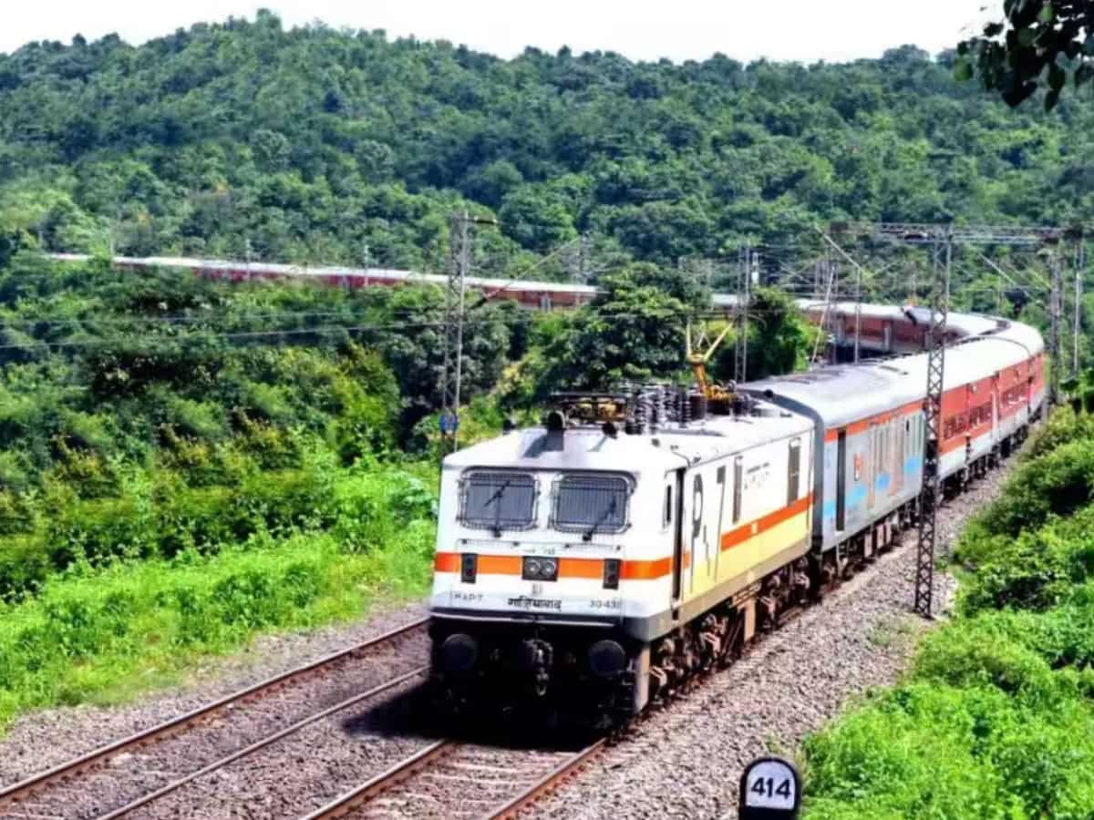 अब दिवाली-छठ पर घर जाने वालों के लिए खुशखबरी, 283 पूजा स्पेशल ट्रेन चलाने की घोषणा, ट्रेनों में 5980 जोड़े जाएंगे कोच
