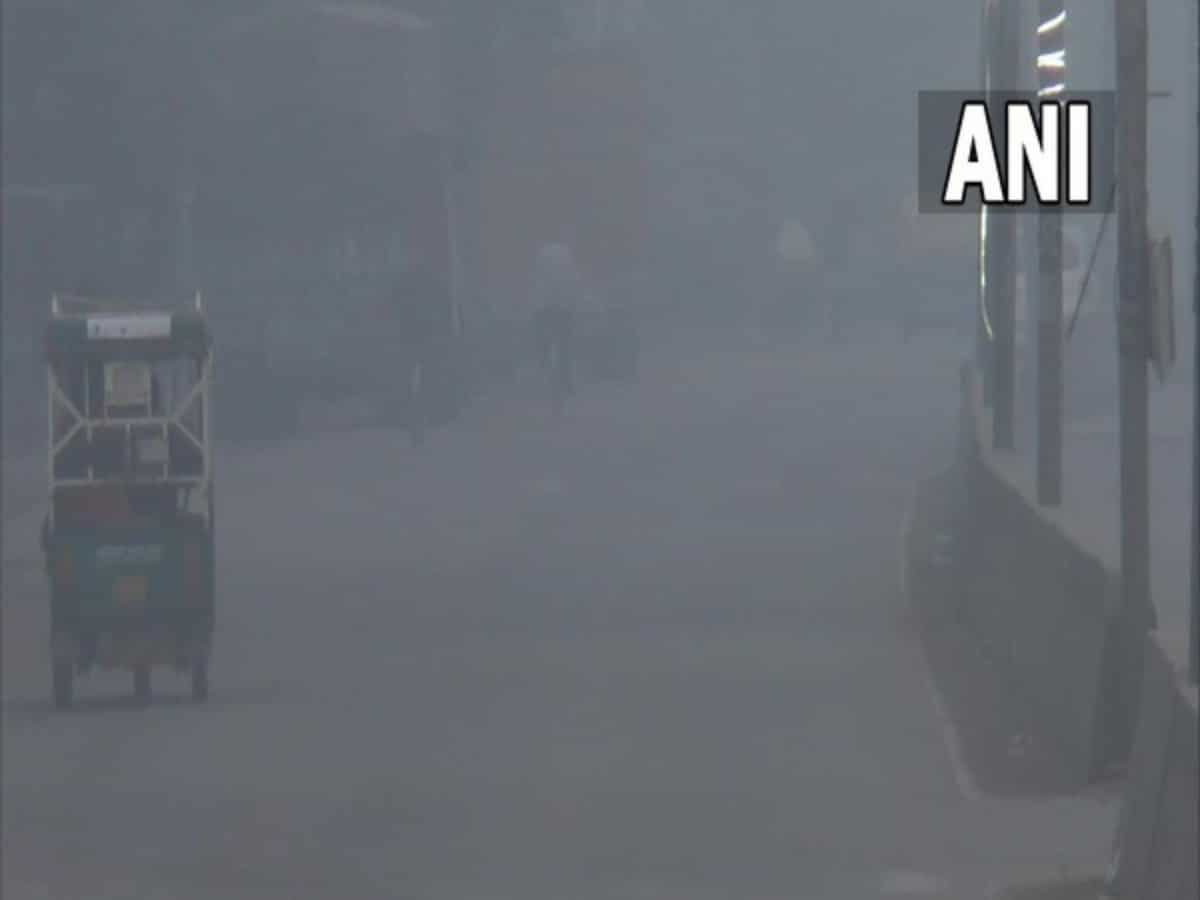 Delhi Air Pollution: राजधानी पर चढ़ी की पॉल्यूशन की चादर, कई इलाकों में 'बहुत खराब स्थिति में पहुंची हवा