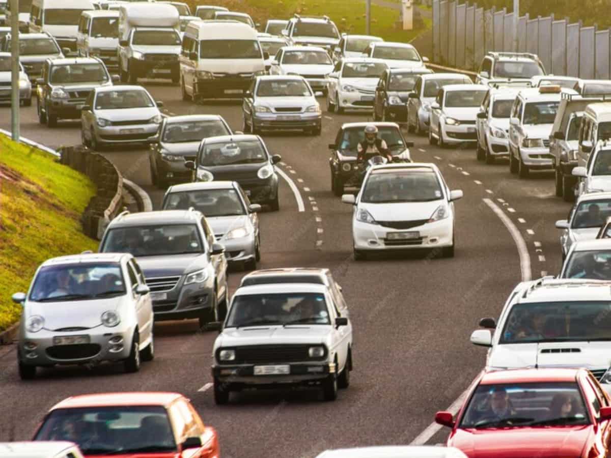 Traffic Police Advisory: नोएडा में दशहरे के दिन रहेगा रूट डायवर्जन, घर से निकलने से पहले चेक करें लिस्ट