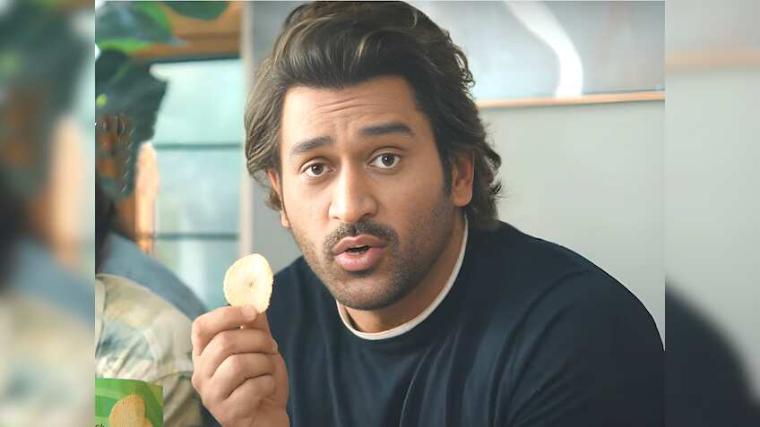 Mahendra Singh Dhoni फिर से बने इस कंपनी के Brand Ambassador, नए कैंपेन में खाते दिखे आलू के चिप्स