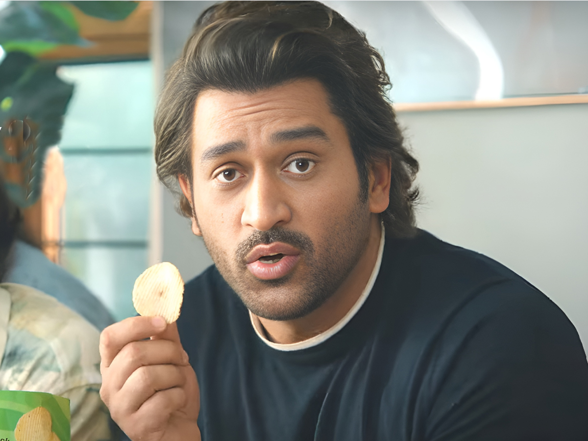 Mahendra Singh Dhoni फिर से बने इस कंपनी के Brand Ambassador, नए कैंपेन में खाते दिखे आलू के चिप्स