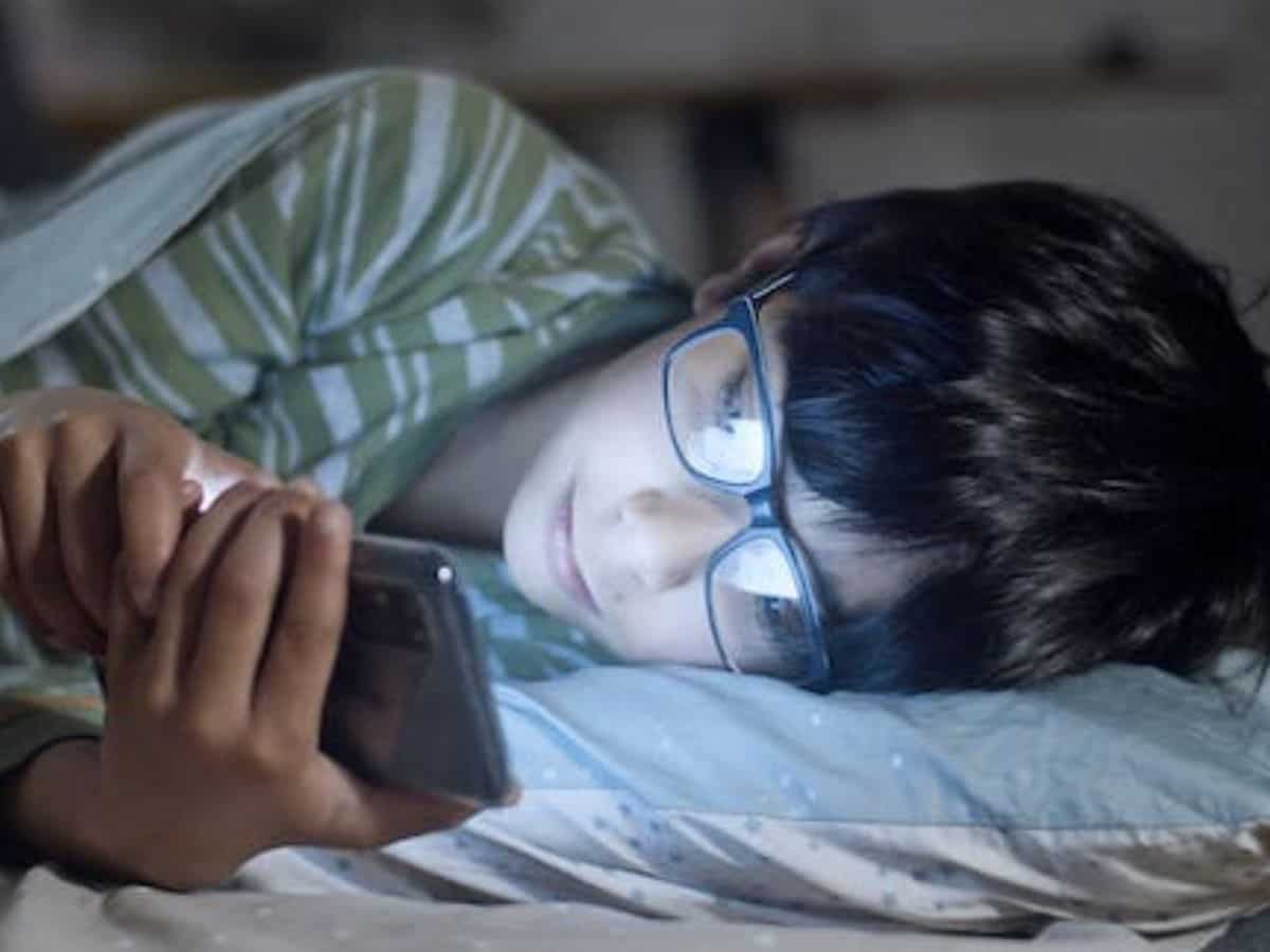 स्मार्टफोन, TV का इस्तेमाल है बच्चों के लिए कितना खतरनाक? स्टडी में पता चला ज्यादा स्क्रीन टाइम का नुकसान