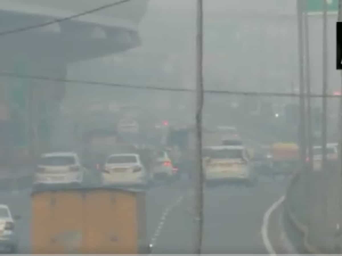 Delhi Air Pollution: दिवाली से पहले दिल्ली में पॉल्यूशन से लोग परेशान, कई इलाकों में 'AQI बहुत खराब
