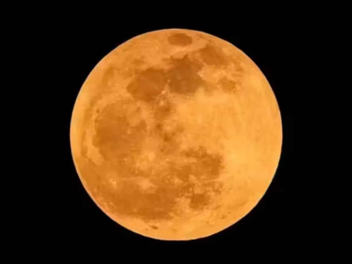 Chandra Grahan in India: भारत में भी दिखेगा साल का आखिरी चंद्र ग्रहण, नोट कर लीजिए सूतककाल और ग्रहण का समय